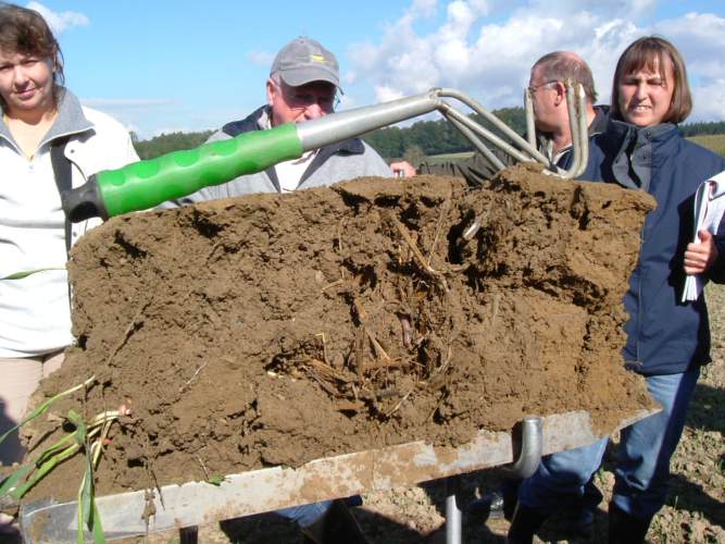 Dr. Andrea Beste - workshop on soil analysis for Plocher